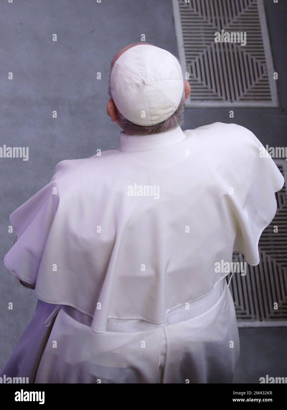 18 décembre 2022 - PAPE FRANÇOIS pendant le public des enfants assistés par le dispensaire de Santa Marta. Les enfants ont donné un gâteau au Pape et les artistes du Cirque Orfei ont mis en scène une petite chaussure pour les enfants et le Pape, à St. Salle Paul VI au Vatican. © EvandroInetti via ZUMA Wire (image de crédit : © Evandro Inetti/ZUMA Press Wire) Banque D'Images
