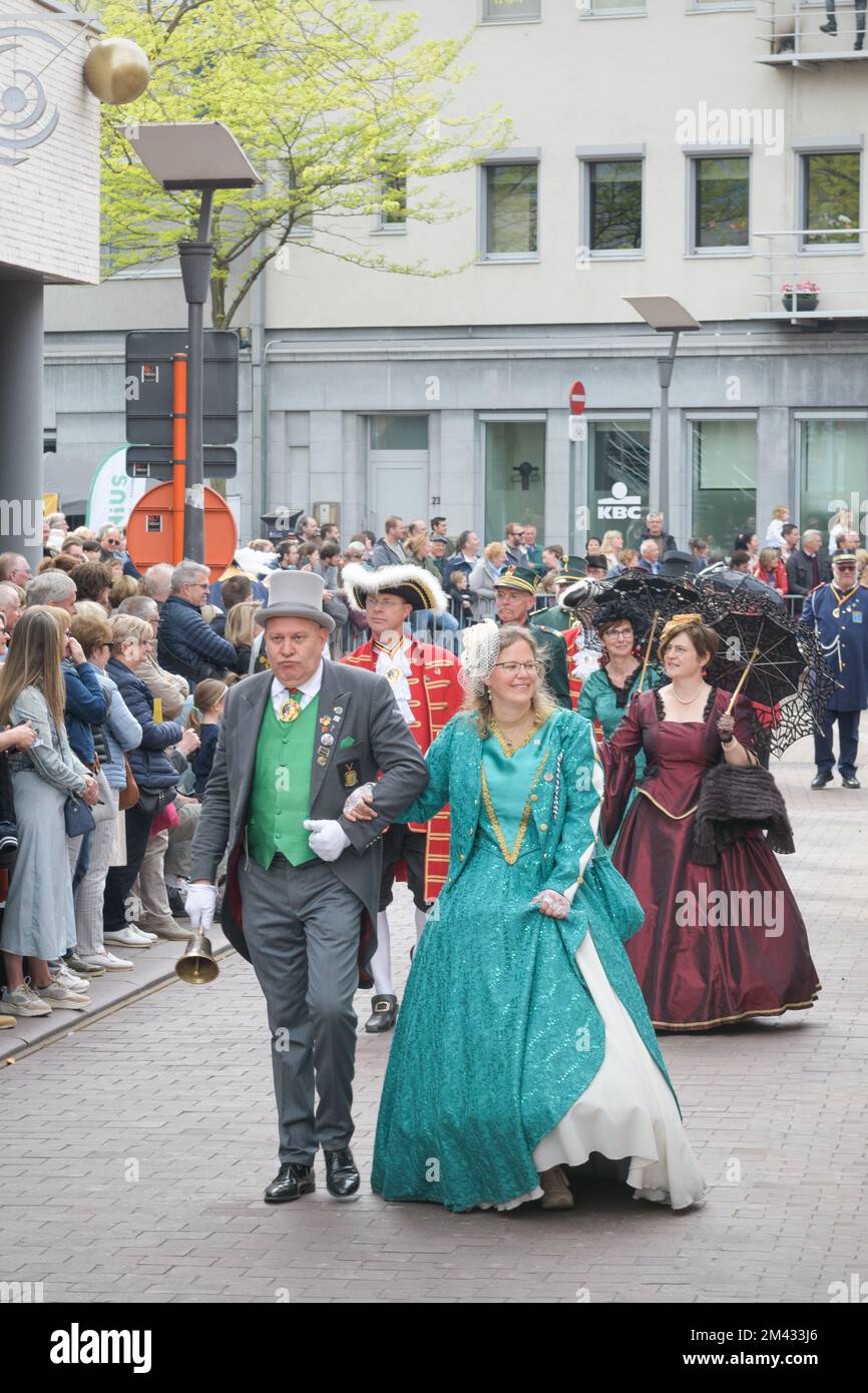 Genk. Limbourg - Belgique 01-05-2022. Artistes vêtus de costumes traditionnels. O-parade à Genk. Un spectacle pour les citoyens. Banque D'Images