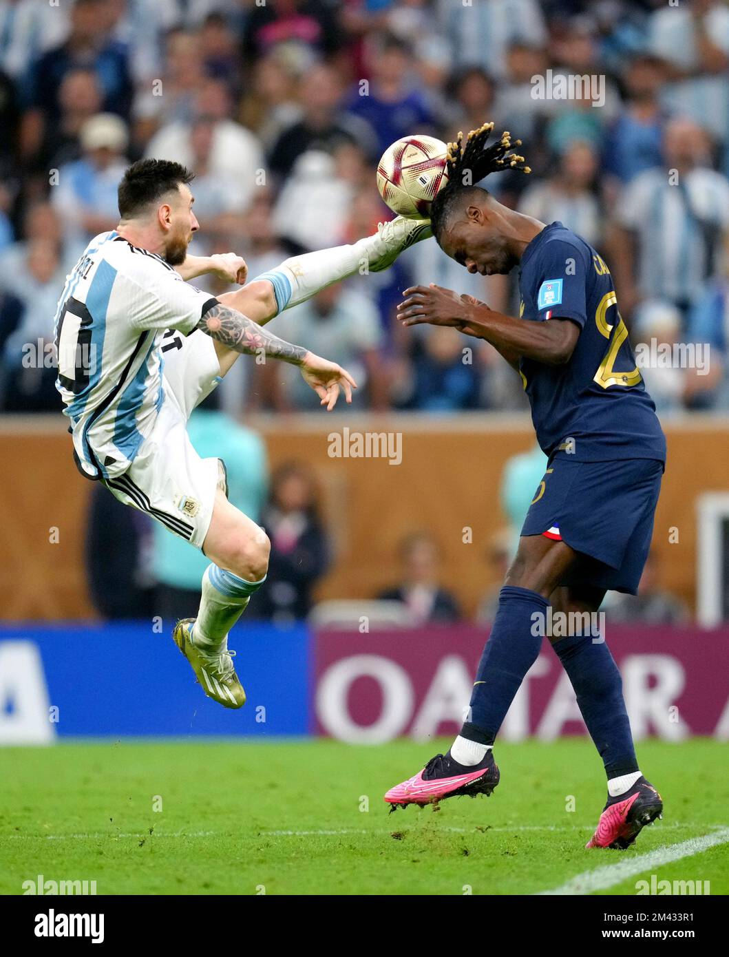 Lionel Messi (à gauche) en Argentine et Eduardo Calavinga en France se battent pour le ballon lors de la finale de la coupe du monde de la FIFA au stade Lusail, au Qatar. Date de la photo: Dimanche 18 décembre 2022. Banque D'Images