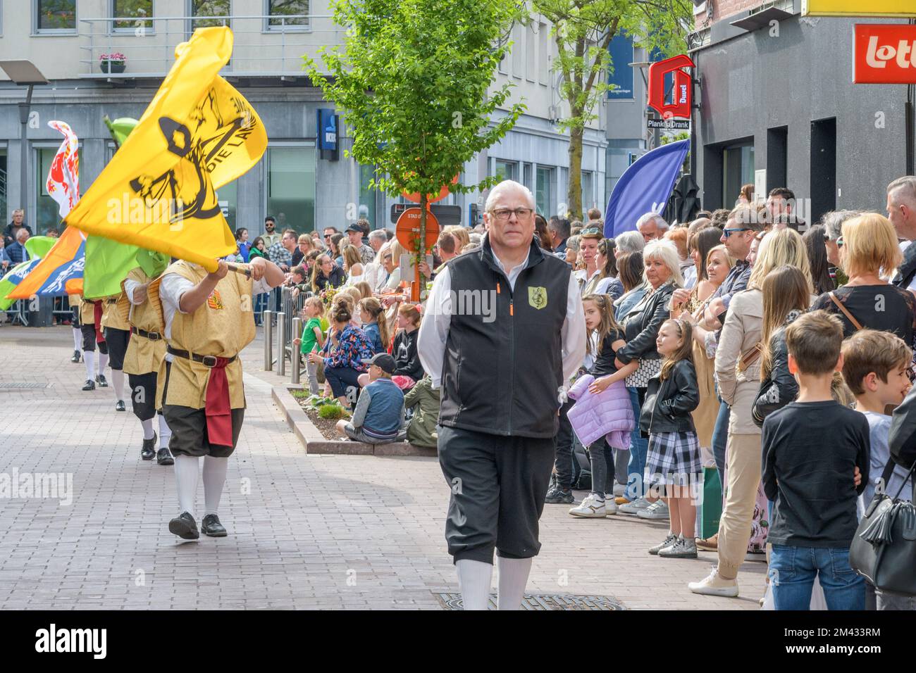 Genk. Limbourg - Belgique 01-05-2022. O-parade en Belgique. Artistes en costumes médiévaux avec des bannières de la ville de Genk dans les rues Banque D'Images