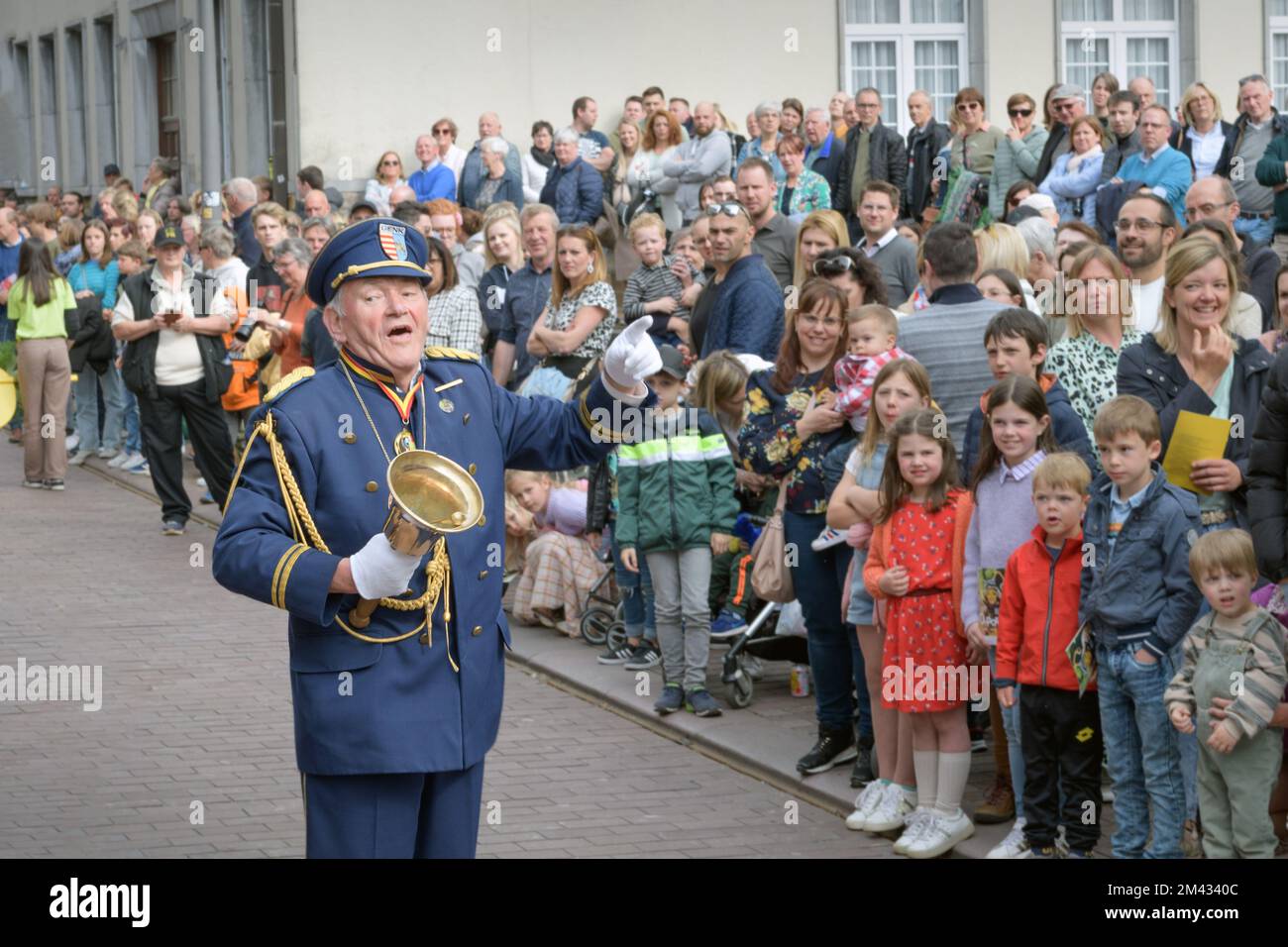 Genk. Limbourg - Belgique 01-05-2022. O-parade à Genk. Performance d'ouverture pour les habitants de la ville. Artiste en costume annonce le début Banque D'Images