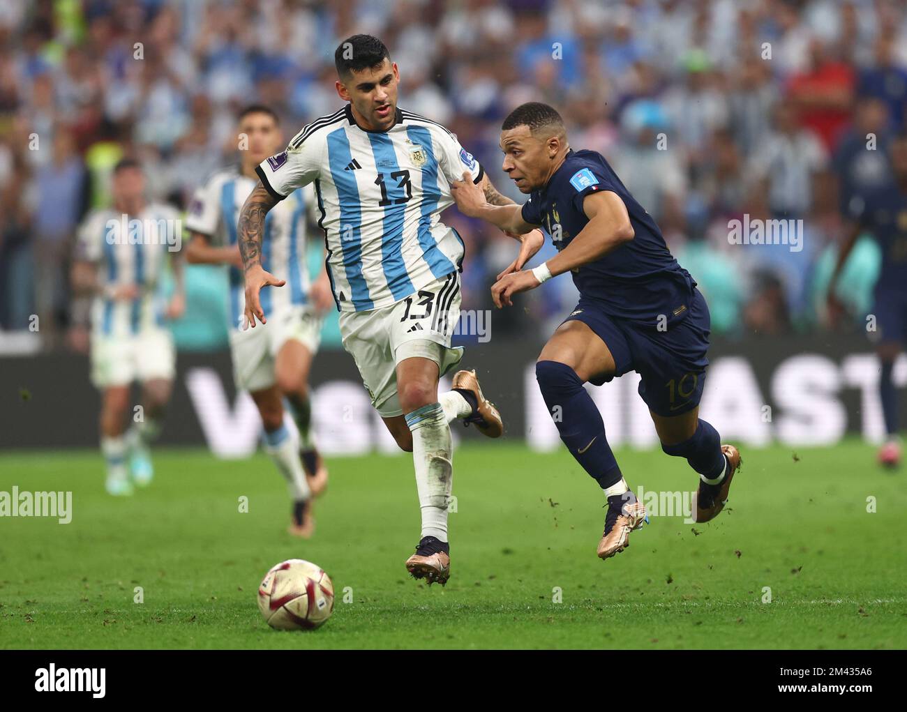 Doha, Qatar, 18th décembre 2022. Cristian Romero d'Argentine se batte avec Kylan Mbappe de France lors du match de la coupe du monde de la FIFA 2022 au stade Lusail, Doha. Le crédit photo devrait se lire: David Klein / Sportimage crédit: Sportimage / Alay Live News Banque D'Images