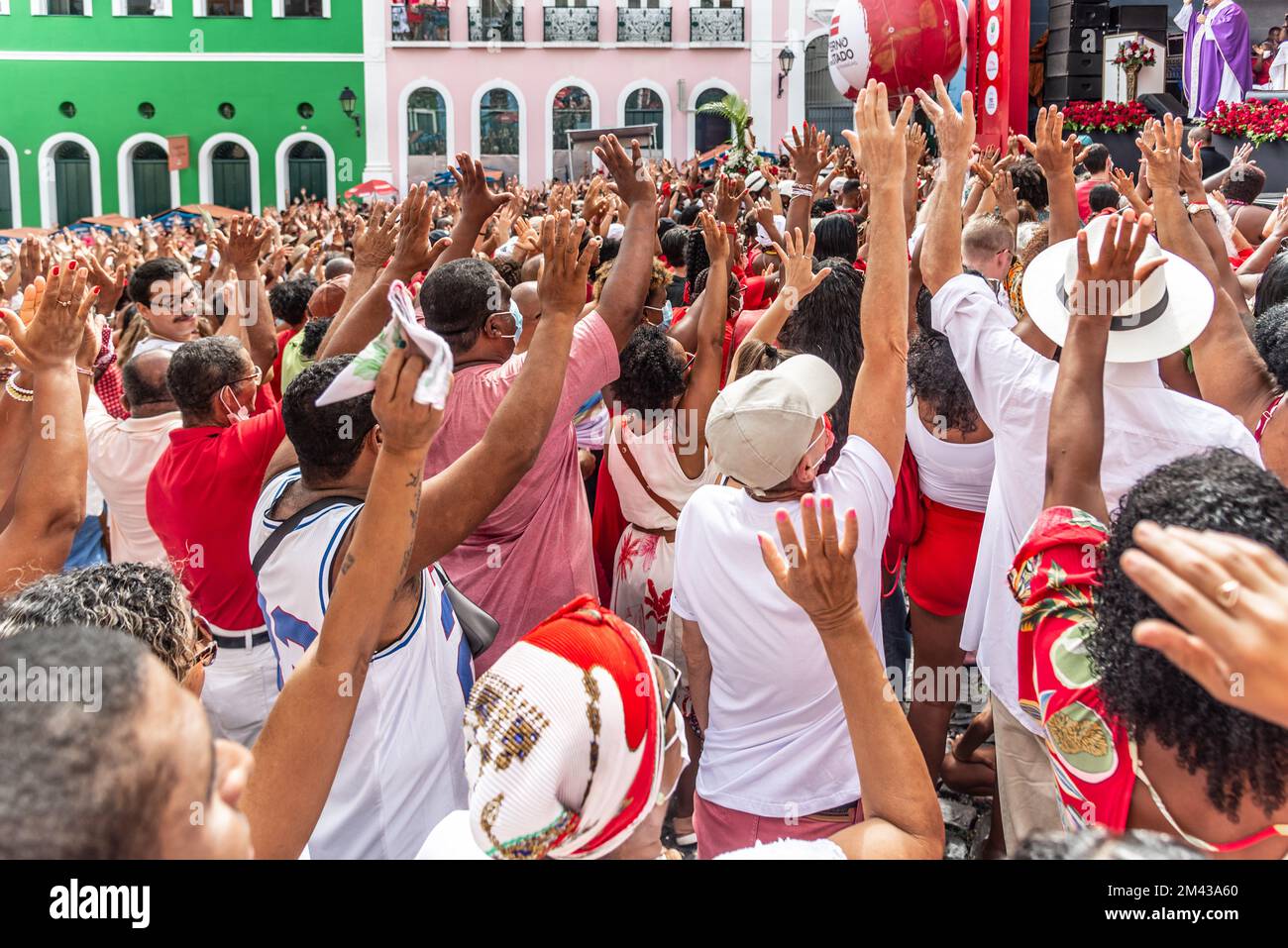 Salvador, Bahia, Brésil - 04 décembre 2022: Les catholiques dévorés de Santa Barbara élèvent leurs bras vers le ciel en l'honneur de Santa. Pelourinho, Salvador, Ba Banque D'Images