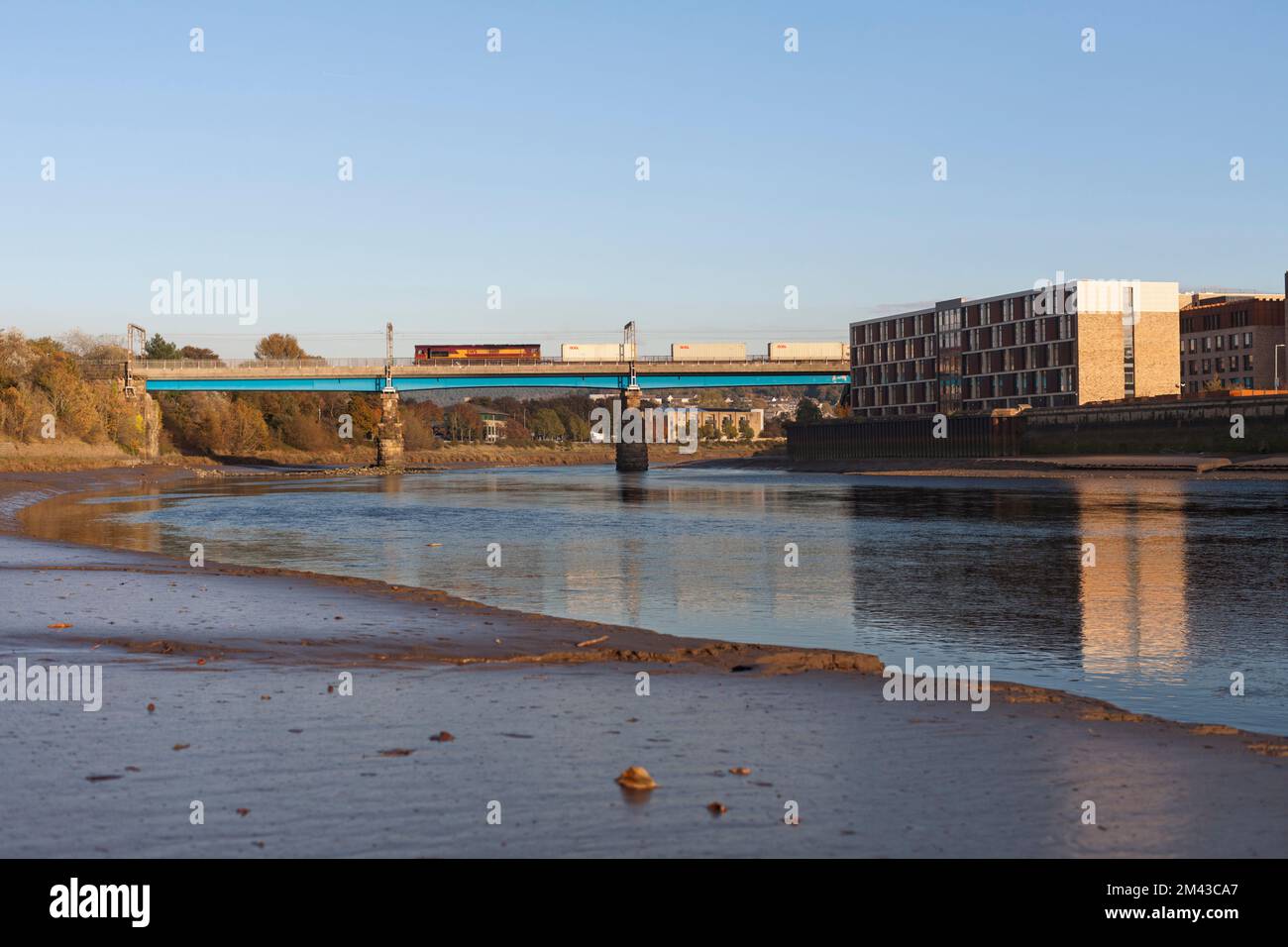 La classe DB Cargo locomotive 66 Crossing Bridge Carlisle viaduc sur rivière Lune à Lancaster avec un Liverpool Seaforth - Mossend le train de conteneurs Banque D'Images