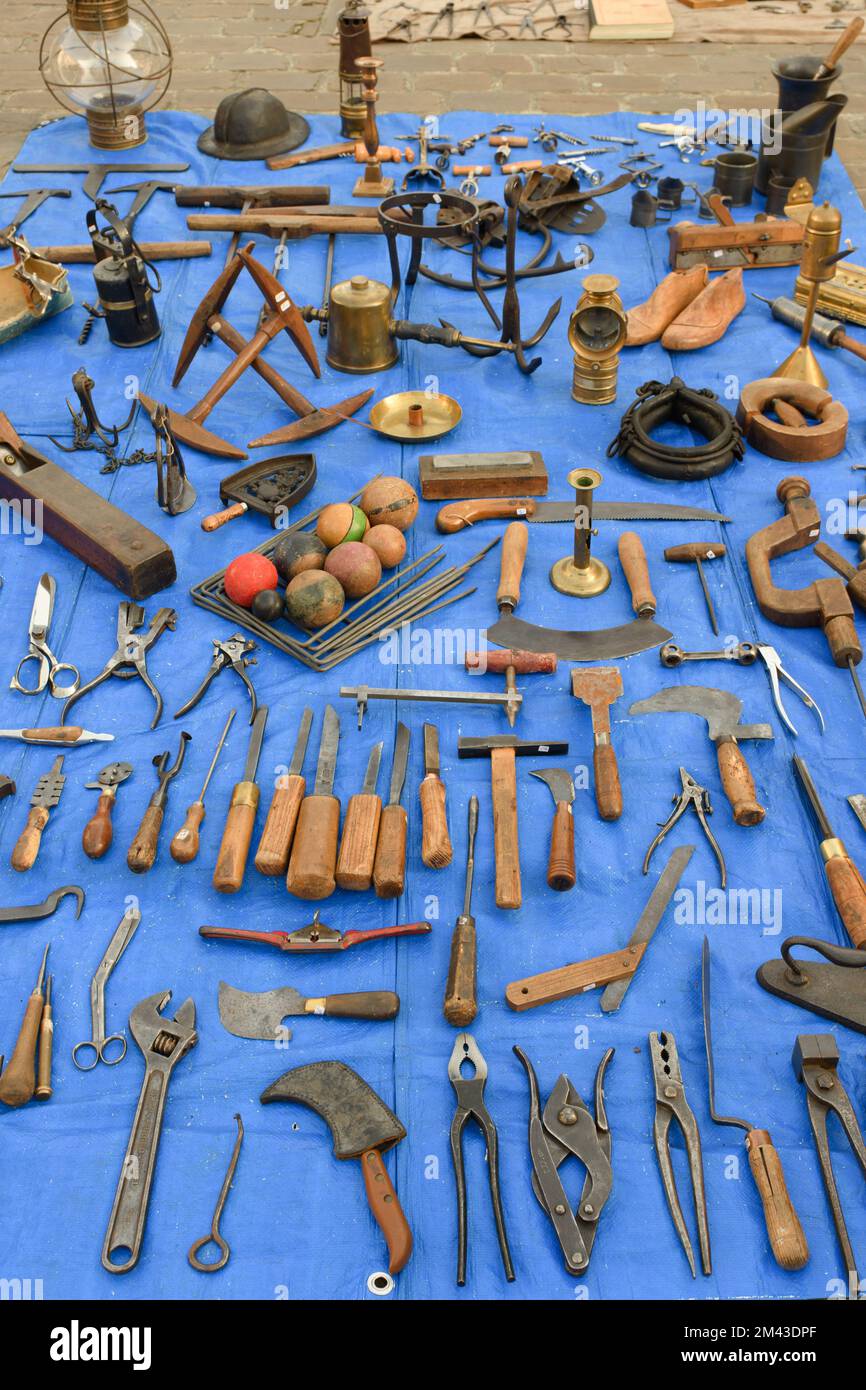 Tongeren. Limbourg - Belgique 13-02-2022. Vieux outils faits maison en  vente sur un marché aux puces en assortiment Photo Stock - Alamy