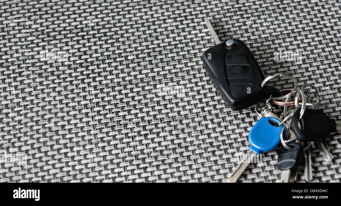 Un tas de touches sur la table. Clés de voiture, de vélo et d'appartement sur la table de texture Banque D'Images