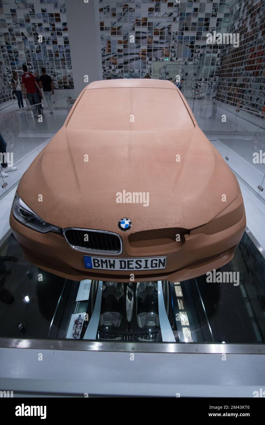 Un cliché vertical du modèle en argile BMW F30 au musée BMW de Munich, en Allemagne Banque D'Images