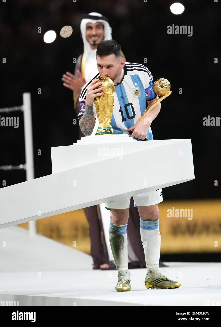 Lionel Messi, en Argentine, embrasse le trophée de la coupe du monde de la FIFA tout en tenant le trophée pour le bal d'or après la victoire sur la France par une fusillade de de pénalité lors du match final de la coupe du monde de la FIFA au stade Lusail à Lusail, au Qatar. Date de la photo: Dimanche 18 décembre 2022. Banque D'Images