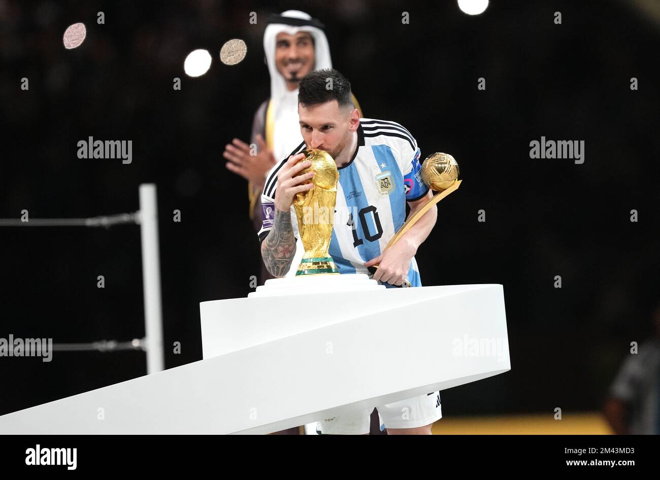 Lionel Messi, en Argentine, embrasse le trophée de la coupe du monde de la FIFA tout en tenant le trophée pour le bal d'or après la victoire sur la France par une fusillade de de pénalité lors du match final de la coupe du monde de la FIFA au stade Lusail à Lusail, au Qatar. Date de la photo: Dimanche 18 décembre 2022. Banque D'Images