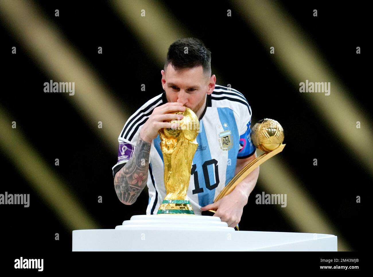 Lionel Messi d'Argentine embrasse le trophée de la coupe du monde de la  FIFA après avoir reçu le Golden ball Award après la victoire à la finale de  la coupe du monde