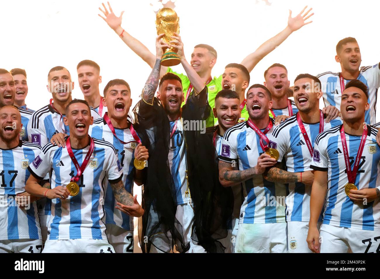 Le capitaine argentin Lionel Messi lève le trophée de la coupe du monde de la FIFA après la victoire sur la France lors du match final de la coupe du monde de la FIFA au stade Lusail à Lusail, au Qatar. Date de la photo: Dimanche 18 décembre 2022. Banque D'Images