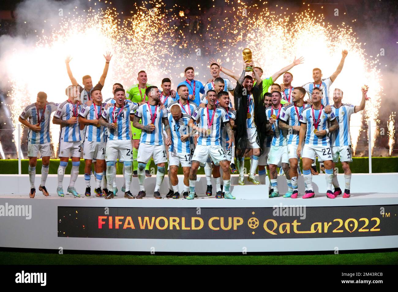 Le capitaine argentin Lionel Messi lève le trophée de la coupe du monde de la FIFA après la victoire sur la France lors du match final de la coupe du monde de la FIFA au stade Lusail à Lusail, au Qatar. Date de la photo: Dimanche 18 décembre 2022. Banque D'Images