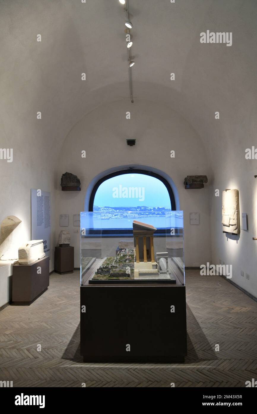 Une salle avec une fenêtre dans le musée d'histoire romaine à Bacoli, ville italienne. Banque D'Images