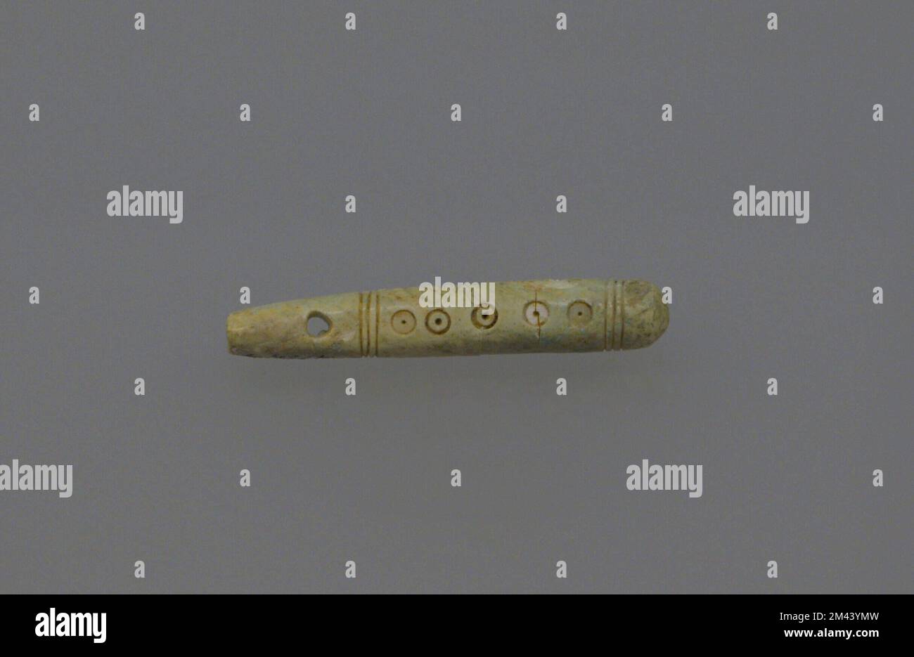 Pendentif (amulette) décoré de petits cercles flanqués de lignes parallèles incisées. 1200-800 C.-B. Fer II De Palestine. OS. Musée sépharade. Tolède. Castille-la Manche. Espagne. Banque D'Images