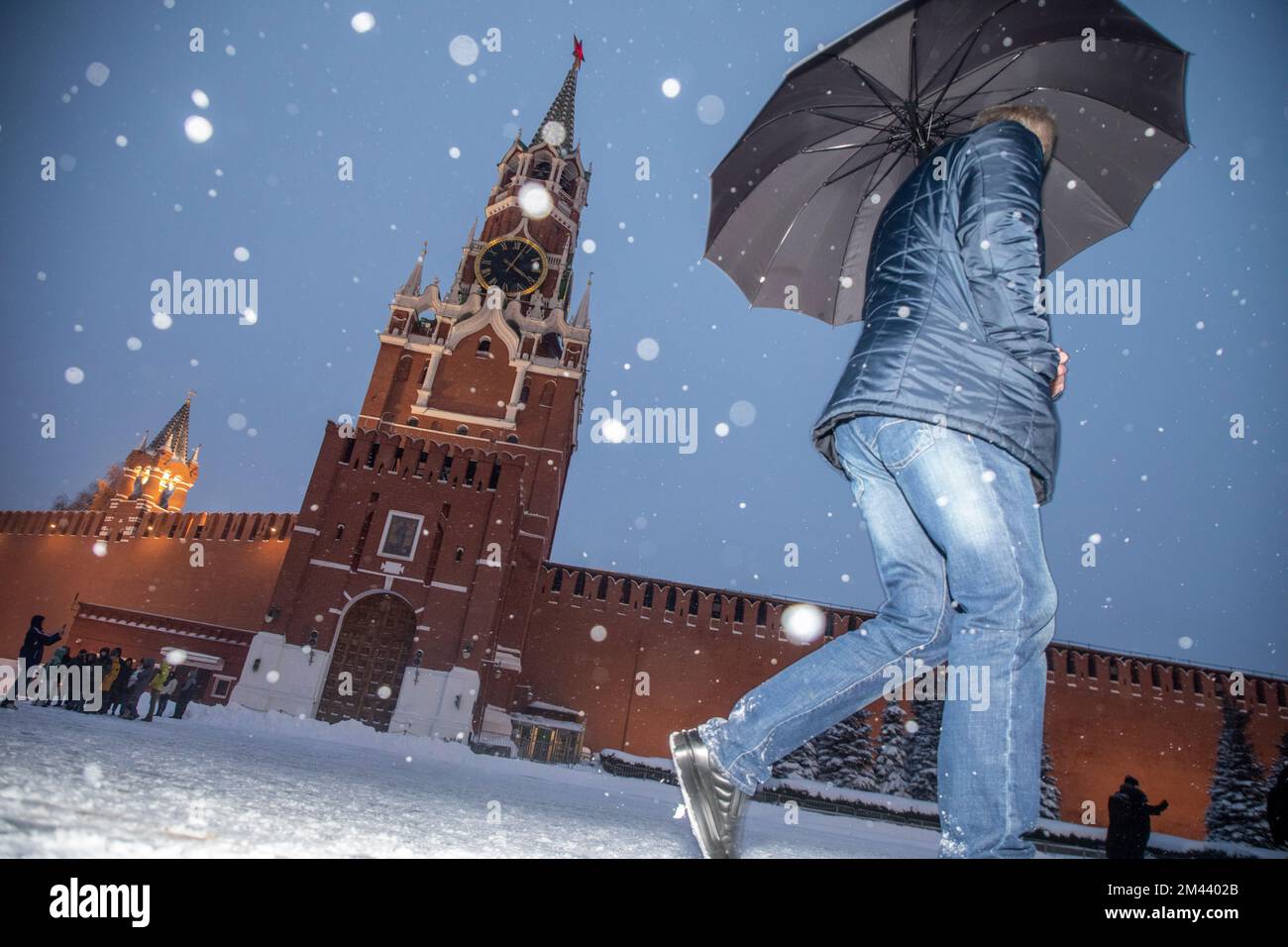 Moscou, Russie. 18th décembre 2022. Les gens marchent sur la place Rouge au fond de la tour de Spasskaya du Kremlin de Moscou lors d'une chute de neige anormale dans le centre de Moscou, en Russie Banque D'Images