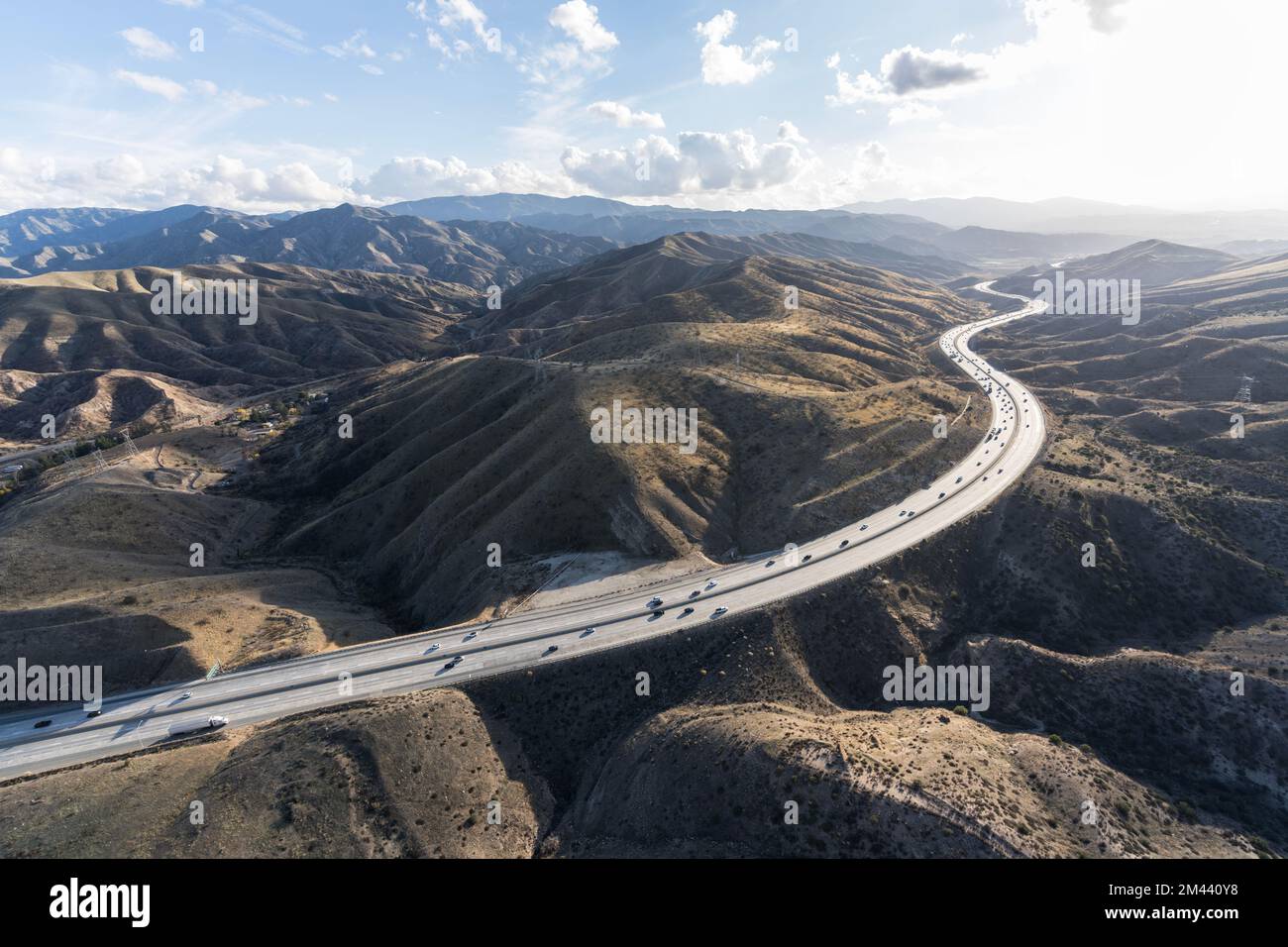 Vue aérienne sur le paysage de l'autoroute 14 près de Santa Clarita dans le comté de Los Angeles, Californie. Banque D'Images