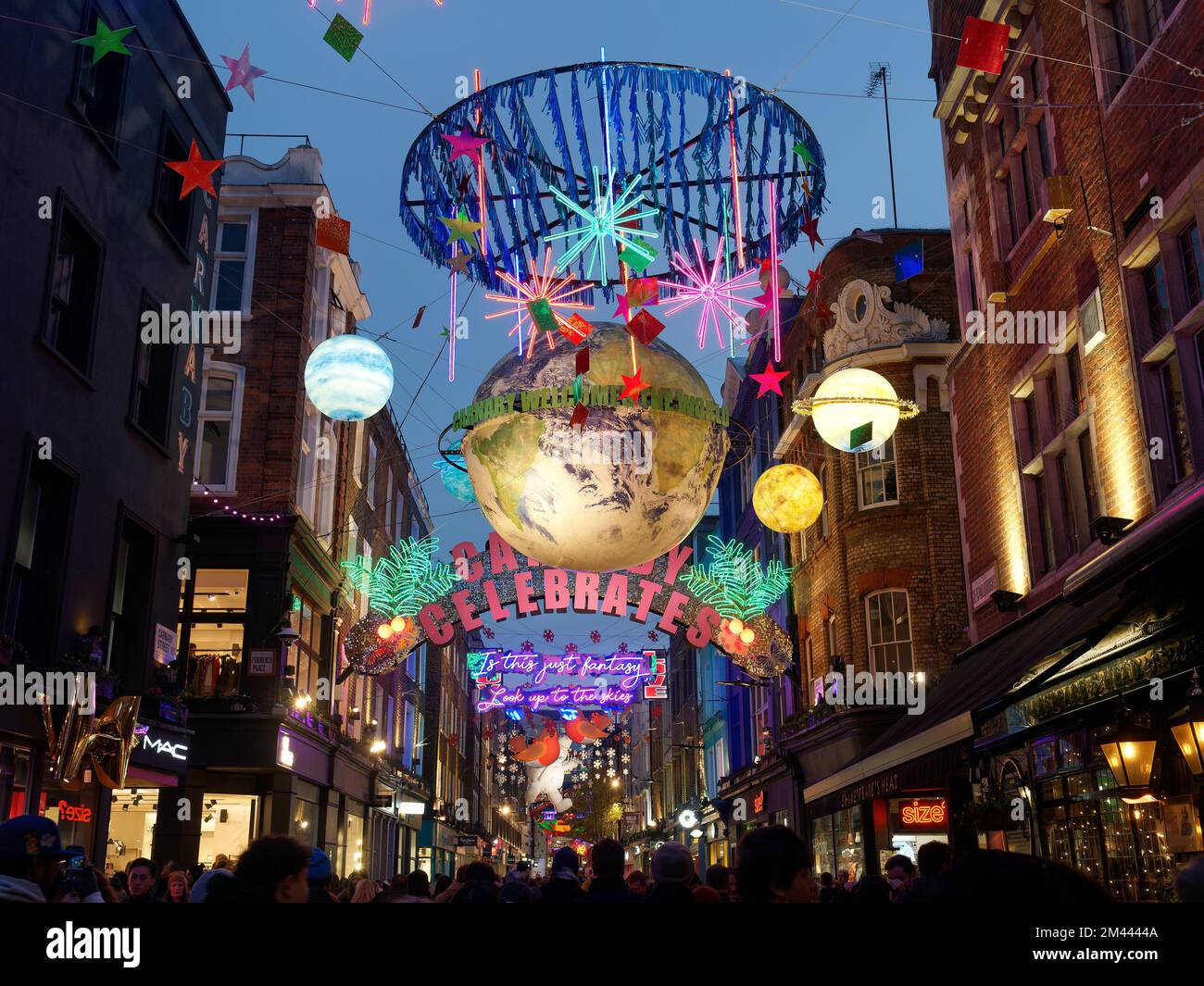 Vue sur les magnifiques décorations de Noël à Carnaby Street dans la ville de Londres 2022 Banque D'Images