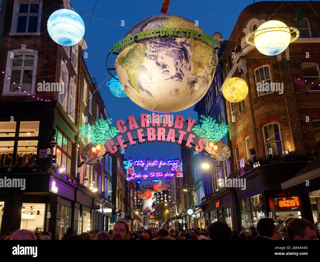 Vue sur les magnifiques décorations de Noël à Carnaby Street dans la ville de Londres 2022 Banque D'Images
