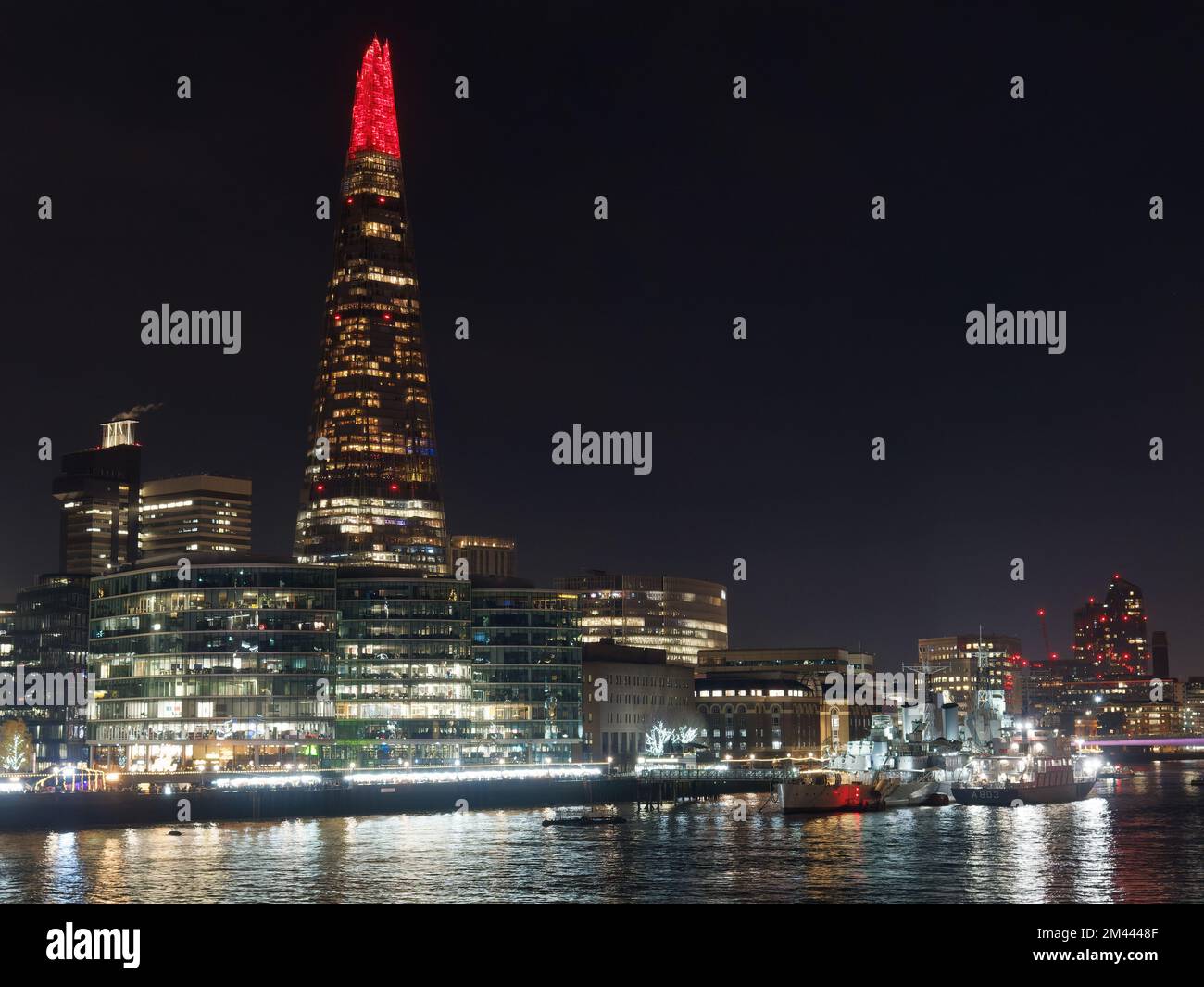 Le Shard de Londres illuminé la nuit pour Noël 2022 Banque D'Images
