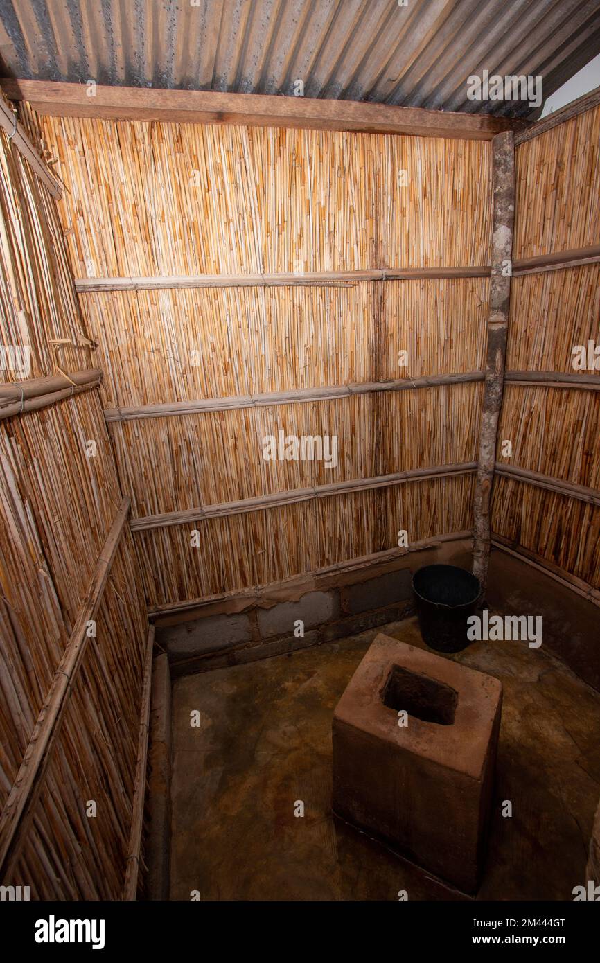 Une latrine à roseau améliorée avec des toilettes en ciment dans une cour en Afrique Banque D'Images