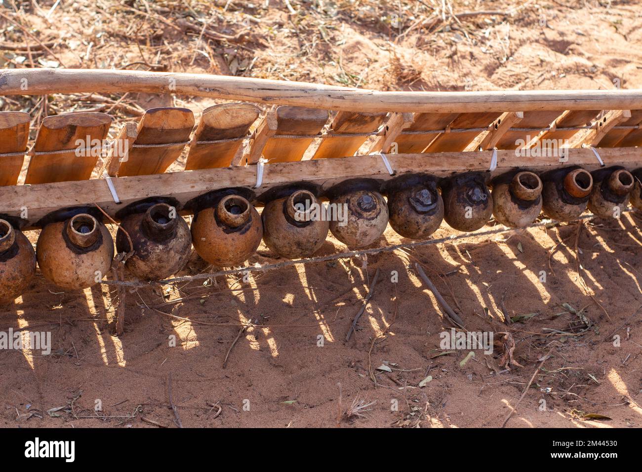 Instrument d'hérigate de culture africaine traditionnelle connu sous le nom de mbila, fait avec des gourdes hermétiquement scellé avec de la cire d'abeille Banque D'Images