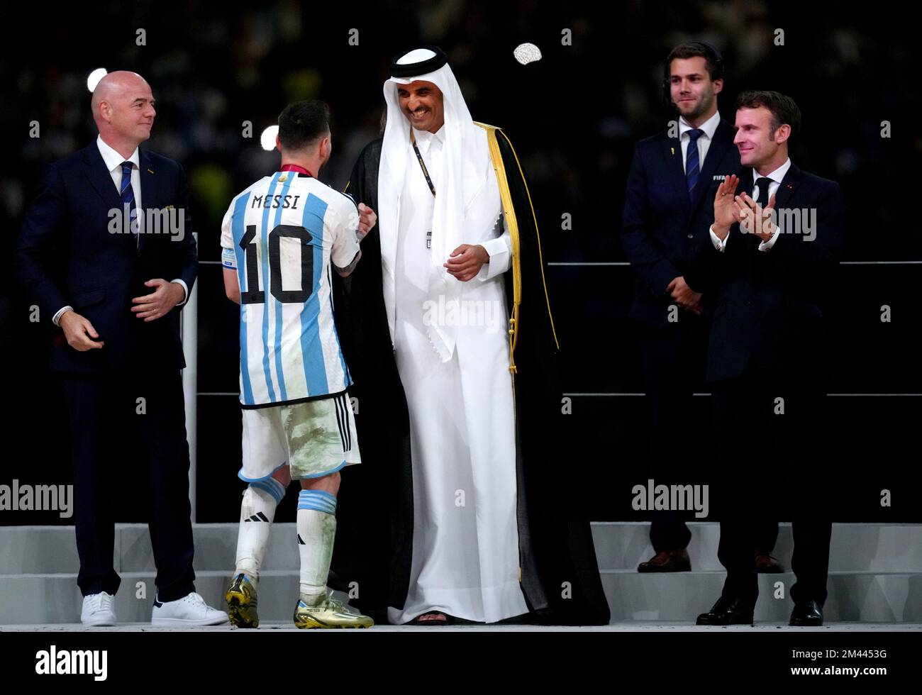 Le capitaine argentin Lionel Messi se serre la main avec l'émir du Qatar, le cheikh Tamim bin Hamad Al Thani, après avoir reçu sa médaille après la victoire à la finale de la coupe du monde de la FIFA au stade Lusail, au Qatar. Date de la photo: Dimanche 18 décembre 2022. Banque D'Images