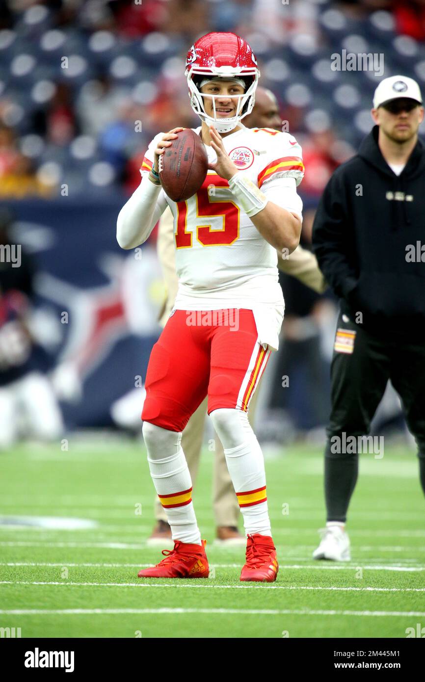 Houston, Texas, États-Unis. 18th décembre 2022. Le quarterback des chefs de Kansas City Patrick Mahomes (15) retombe pour passer dans les échauffements avant le match entre les Texans de Houston et les chefs de Kansas City au stade NRG à Houston, au Texas, sur 18 décembre 2022. (Image de crédit : © Erik Williams/ZUMA Press Wire) Banque D'Images Houston, Texas, États-Unis. 18th décembre 2022. Le quarterback des chefs de Kansas City Patrick Mahomes (15) retombe pour passer dans les échauffements avant le match entre les Texans de Houston et les chefs de Kansas City au stade NRG à Houston, au Texas, sur 18 décembre 2022. (Image de crédit : © Erik Williams/ZUMA Press Wire) Banque D'Images