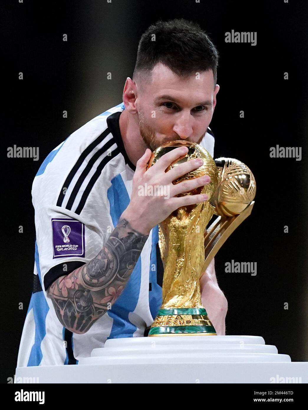 Lionel Messi d'Argentine embrasse le trophée de la coupe du monde de la FIFA après avoir reçu le Golden ball Award après la victoire à la finale de la coupe du monde de la FIFA au stade Lusail, au Qatar. Date de la photo: Dimanche 18 décembre 2022. Banque D'Images