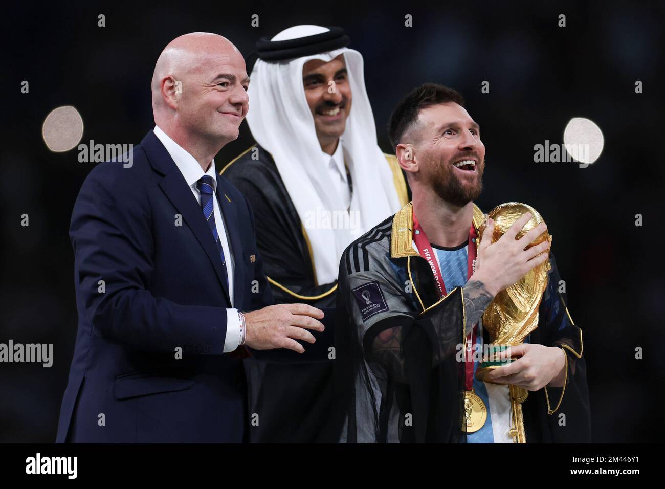 Ludaier, Qatar. 18th décembre 2022. Le président de la FIFA, Gianni Infantino (L), l'émir du Qatar, le cheikh Tamim bin Hamad Al Thani (C) et Lionel Messi, de l'Argentine, réagissent lors de la cérémonie d'attribution de la coupe du monde de la FIFA 2022 au stade Lusail, à Lusail, Qatar, le 18 décembre 2022. Crédit : Li Ming/Xinhua/Alamy Live News/Alamy Live News Banque D'Images