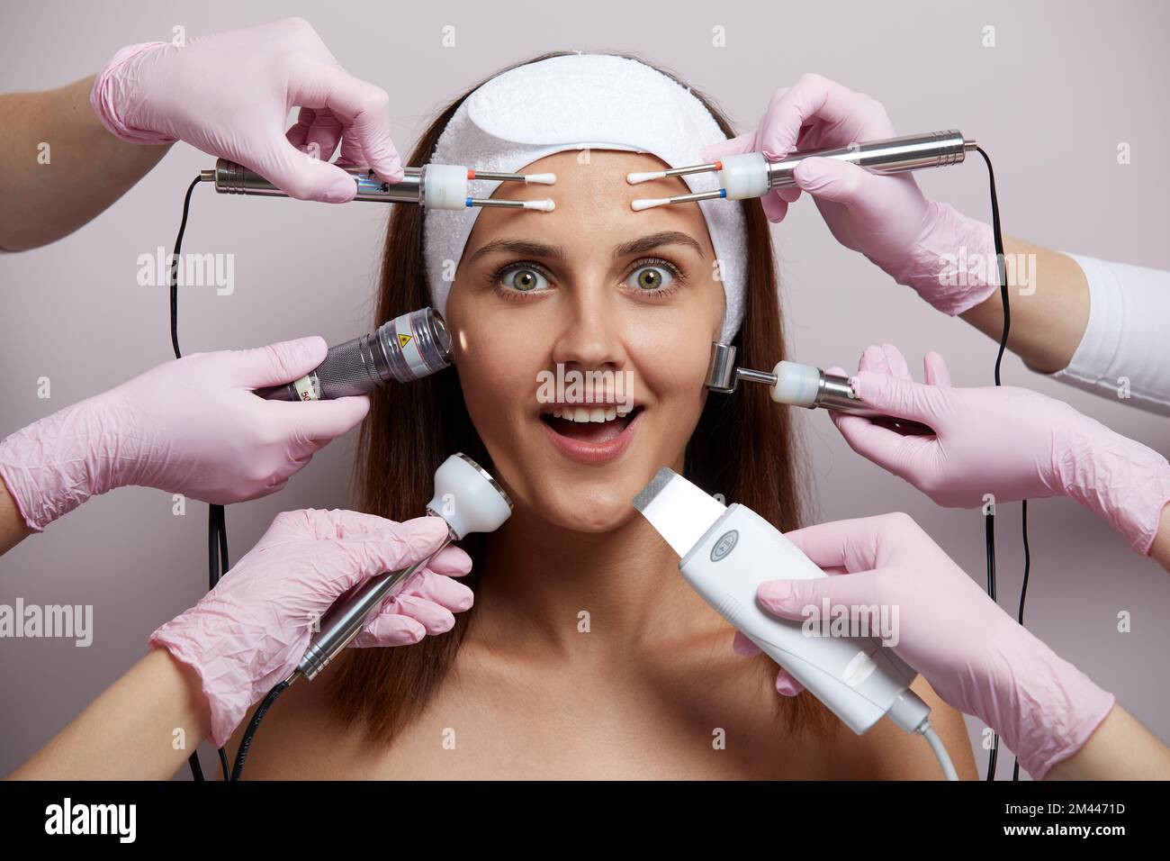 Beauté conceptuelle et cosmétologie image des mains de plusieurs esthéticiennes tenant leur équipement respectif. Concept de beauté. Concept de cosmétologie Banque D'Images