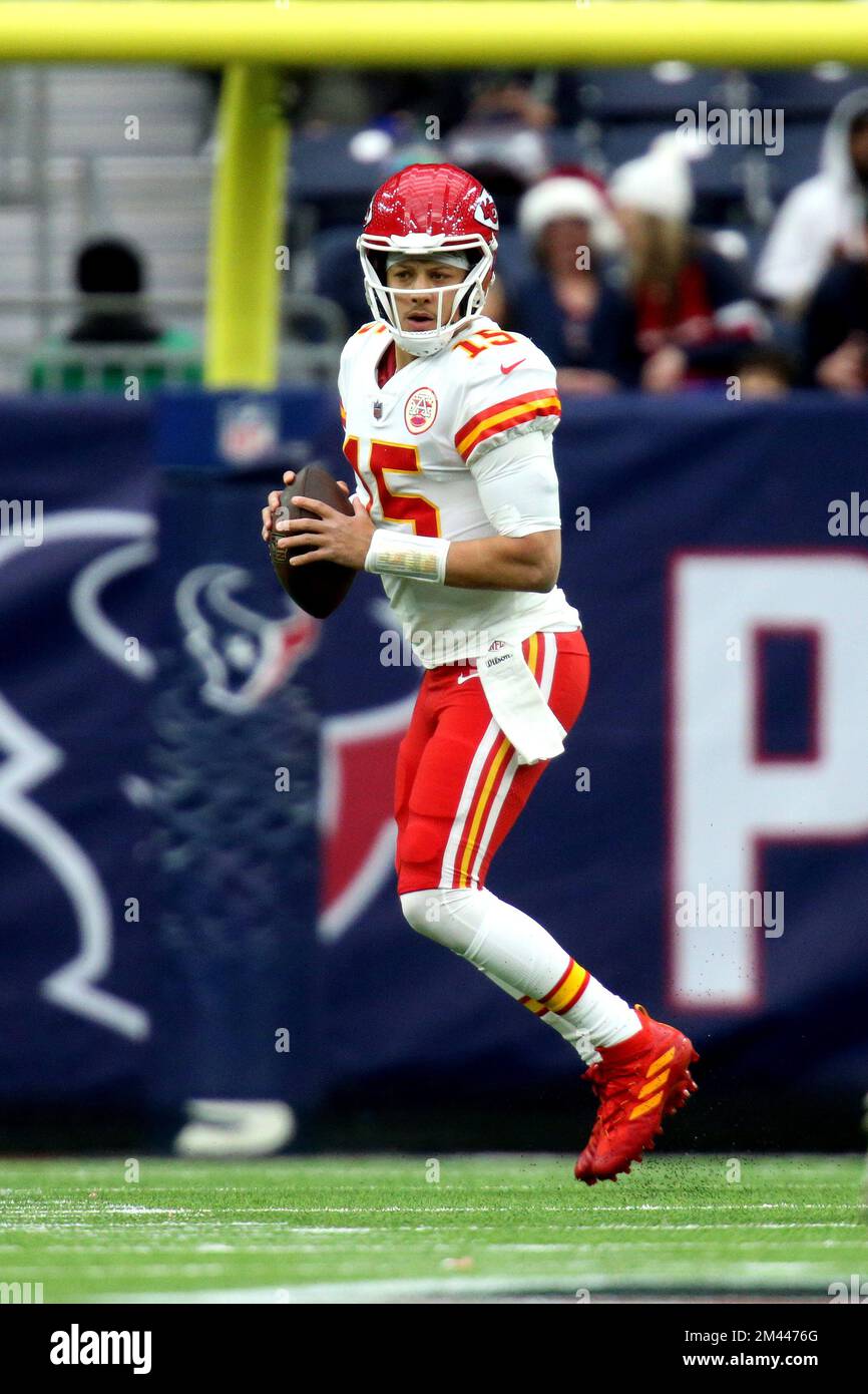 Houston, Texas, États-Unis. 18th décembre 2022. Le quartier des chefs de Kansas City Patrick Mahomes (15) cherche à passer dans le fond de la poche pendant le premier quart entre les Texans de Houston et les chefs de Kansas City au stade NRG à Houston, au Texas, sur 18 décembre 2022. (Image de crédit : © Erik Williams/ZUMA Press Wire) Banque D'Images Houston, Texas, États-Unis. 18th décembre 2022. Le quartier des chefs de Kansas City Patrick Mahomes (15) cherche à passer dans le fond de la poche pendant le premier quart entre les Texans de Houston et les chefs de Kansas City au stade NRG à Houston, au Texas, sur 18 décembre 2022. (Image de crédit : © Erik Williams/ZUMA Press Wire) Banque D'Images