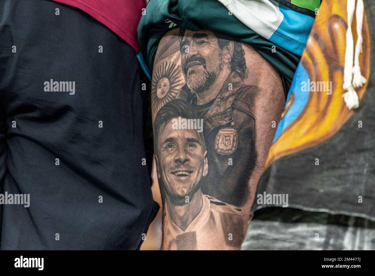 Tatouage Messi Mollet Coupe Du Monde LUSAIL, AD - 18.12.2022: ARGENTINE VS FRANCE - Messi et Maradona tatouage  sur la jambe d'un fan argentin avant le match entre l'Argentine x France  valide pour la finale de la coupe