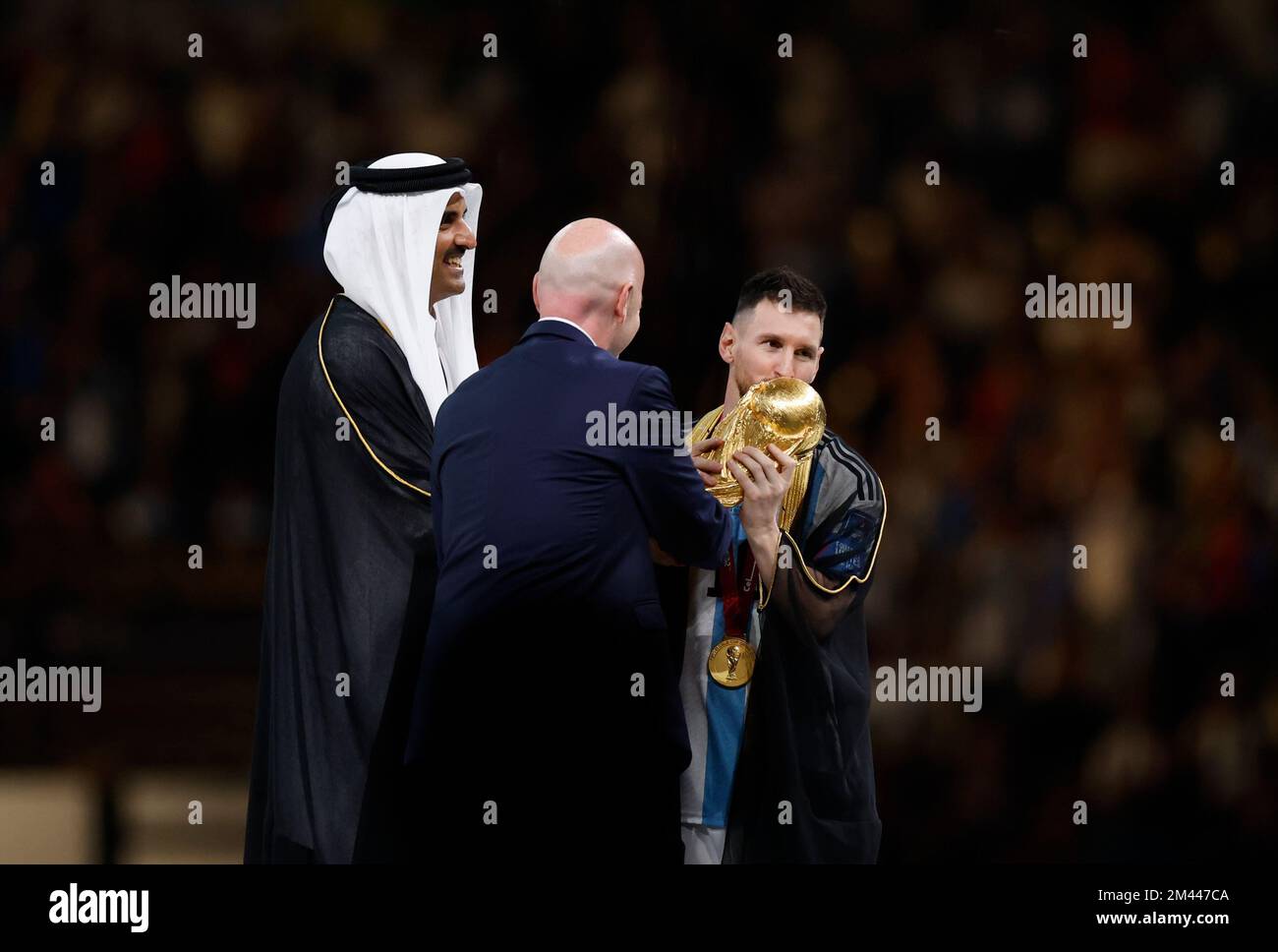 Lusail, Qatar. 18th décembre 2022. Le président de la FIFA, Gianni Infantino (C) et l'émir du Qatar, le cheikh Tamim bin Hamad Al Thani (L), ont décerné Lionel Messi d'Argentine lors de la cérémonie de remise de la coupe du monde de la FIFA 2022 au stade Lusail à Lusail, Qatar, le 18 décembre 2022. Crédit: Wang Lili/Xinhua/Alay Live News Banque D'Images