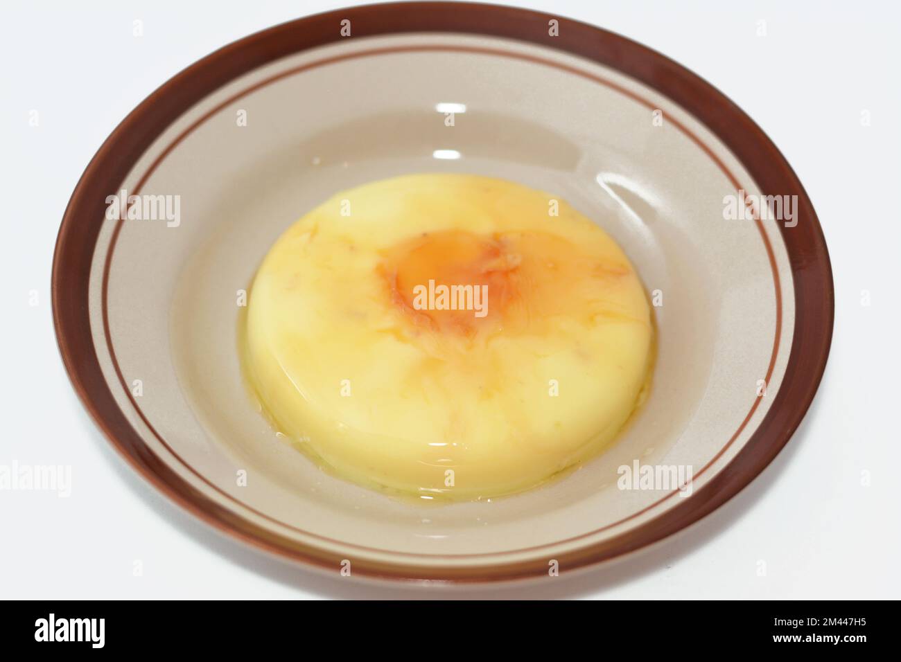 Le caramel crème, le flan, le pudding au caramel ou la crème anglaise est un dessert de crème