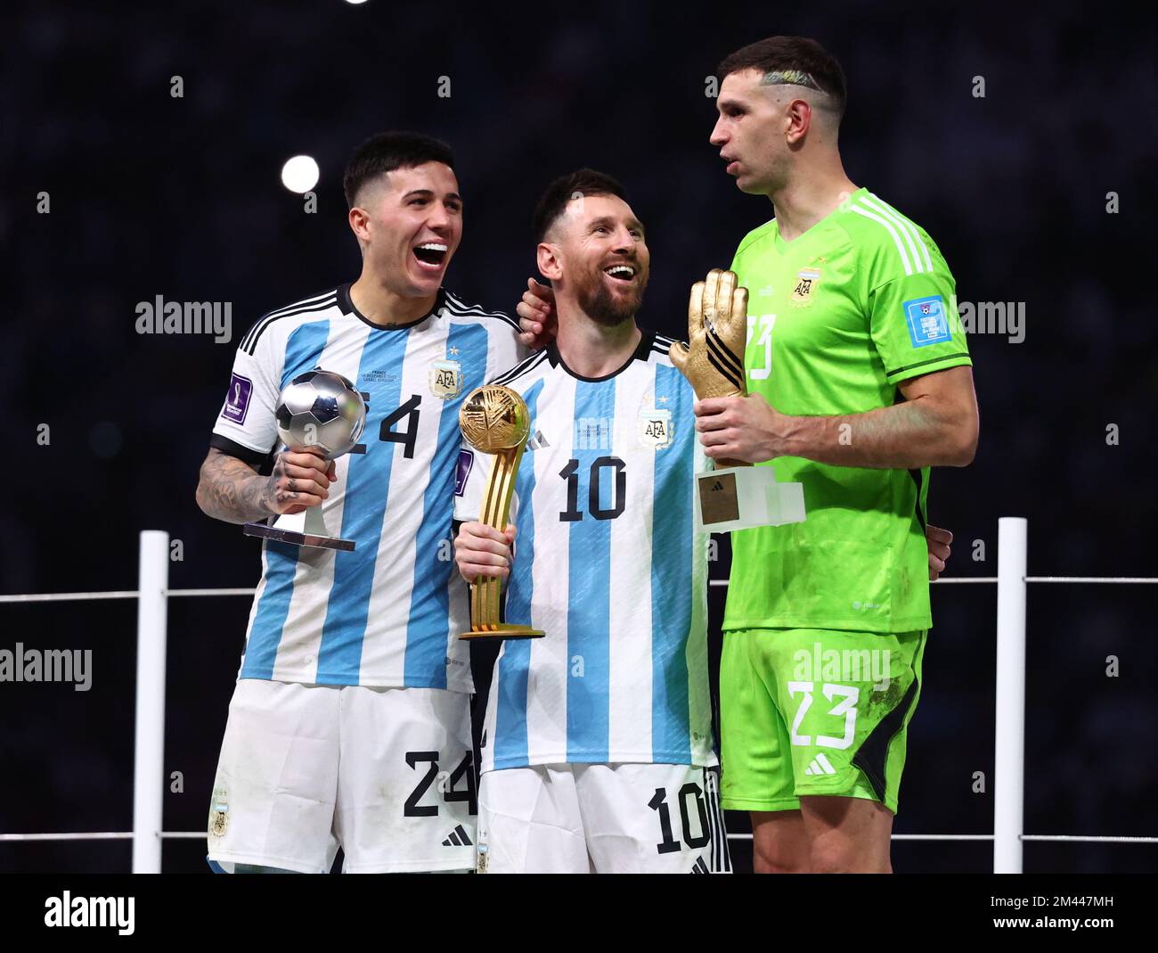 Doha, Qatar, 18th décembre 2022. Enzo Fernandez de l'Argentine Jeune joueur du Tournoi, Lionel Messi de l'Argentine joueur du Tournoi et Golden Glove vainqueur Emiliano Martinez de l'Argentine pendant le match de la coupe du monde de la FIFA 2022 au stade Lusail, Doha. Le crédit photo devrait se lire: David Klein / Sportimage crédit: Sportimage / Alay Live News Banque D'Images