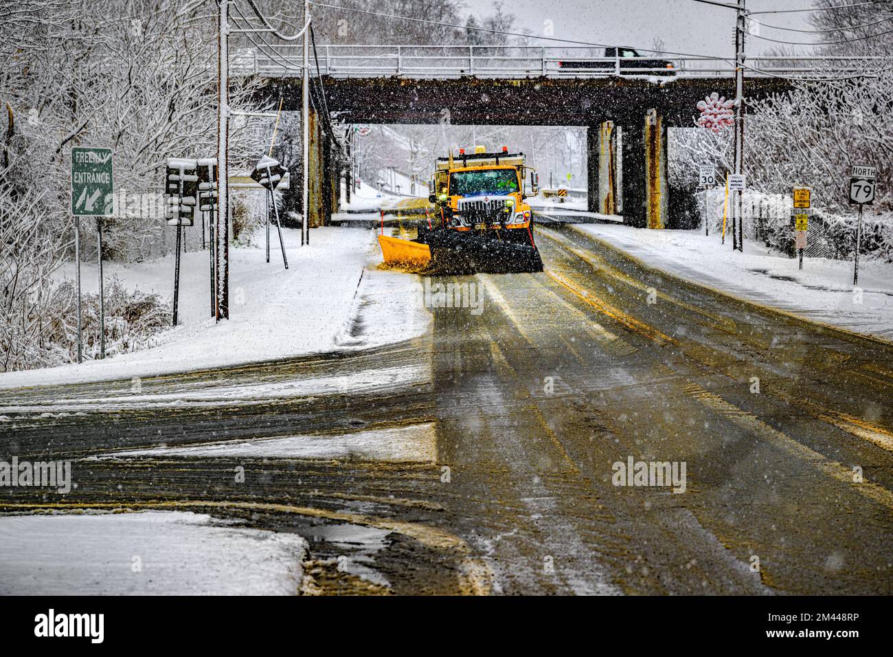 Une belle vue d'un camion de chasse-neige sur une route par temps froid d'hiver Banque D'Images