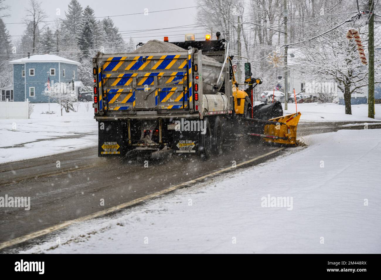 Une belle vue d'un camion de chasse-neige sur une route par temps froid d'hiver Banque D'Images