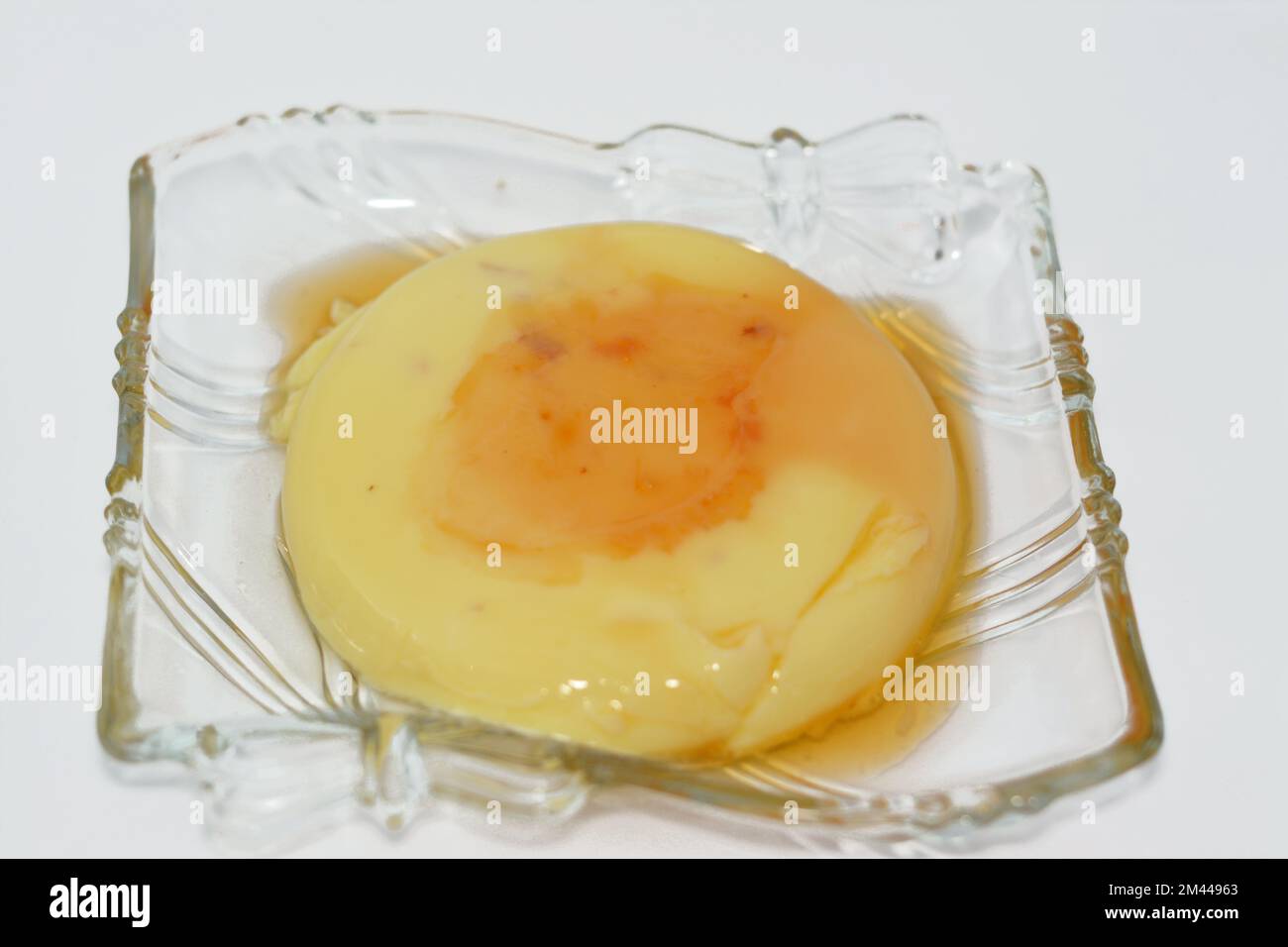 Le caramel crème, le flan, le pudding au caramel ou la crème anglaise est un dessert de crème