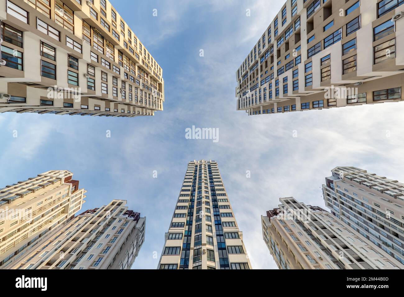 vue du sol au ciel bleu parmi les gratte-ciel, regardez la maison de bas en haut Banque D'Images