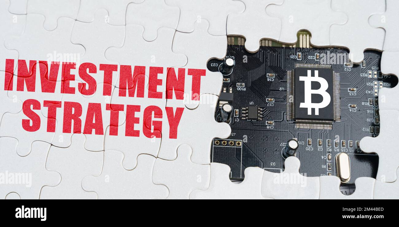 Concept d'entreprise et de technologie. Sur les puzzles il y a un processeur avec un symbole de bitcoin et il dit - Stratégie d'investissement Banque D'Images