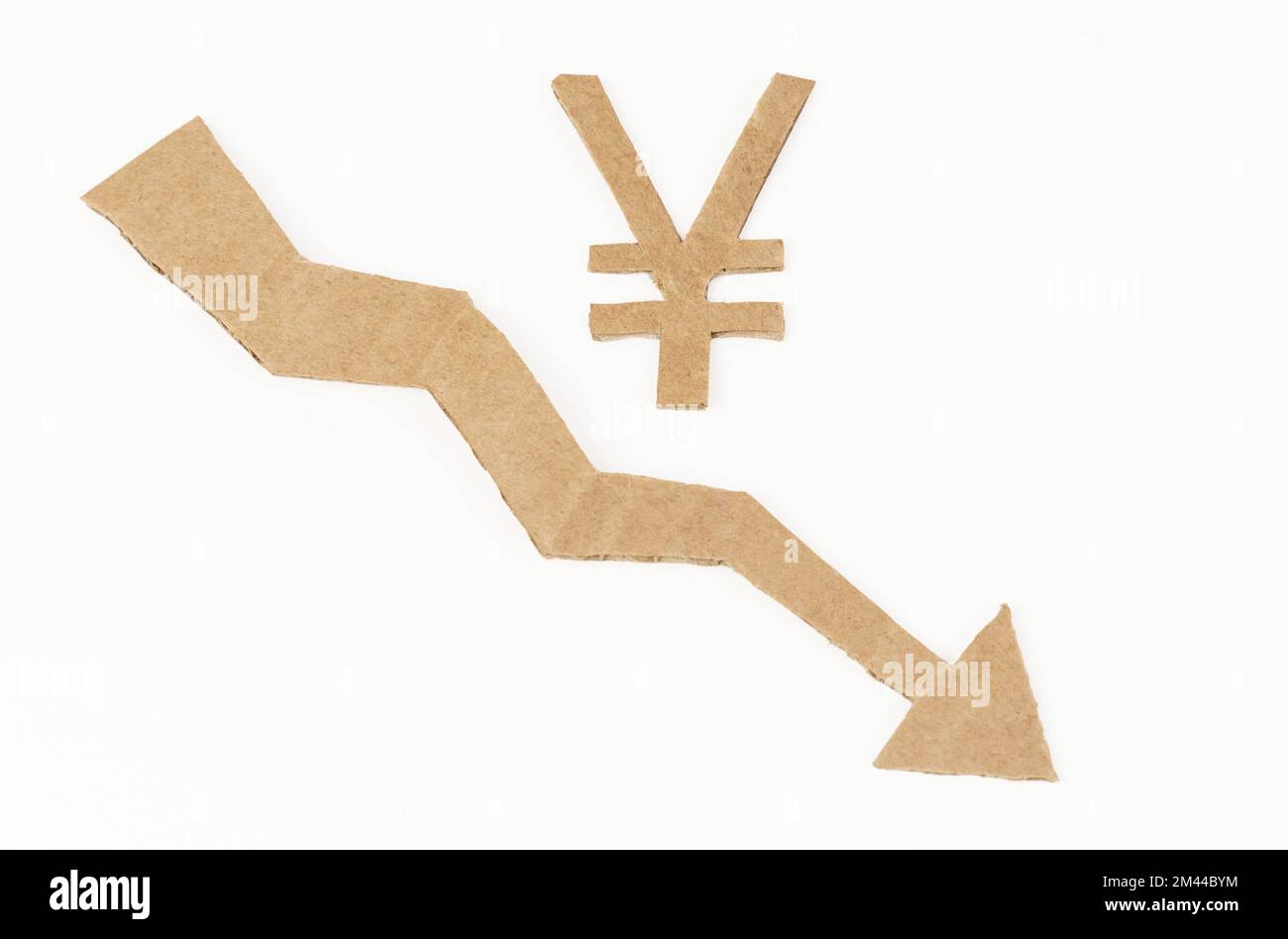 Concept de crise économique. Sur une surface blanche se trouve un graphique avec une flèche vers le bas et un symbole yen. Le symbole, la flèche et le graphique sont en carton Banque D'Images