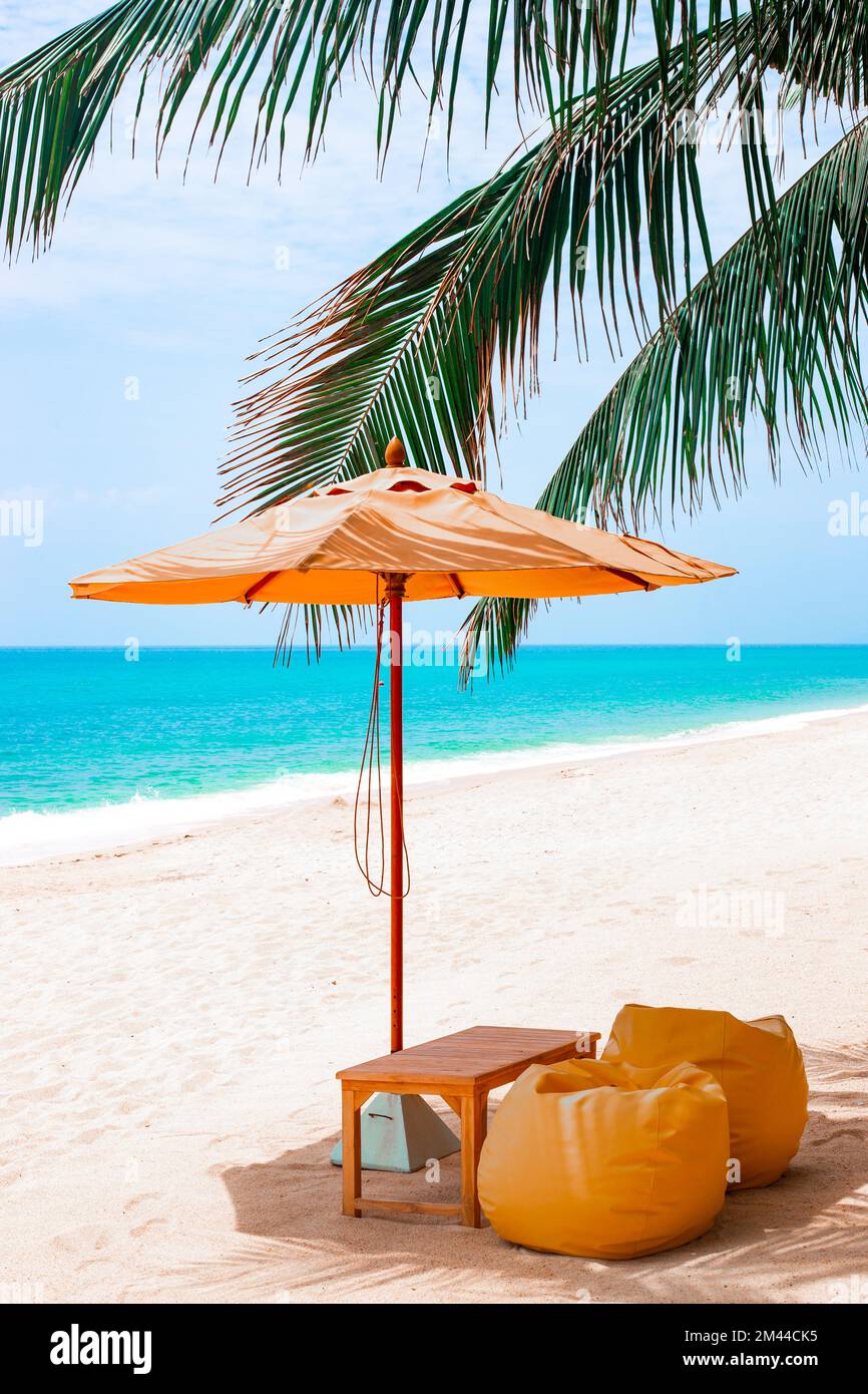 Plage sur la côte de la mer avec sable blanc et parasol. Joyeuses vacances  sur une île tropicale Photo Stock - Alamy