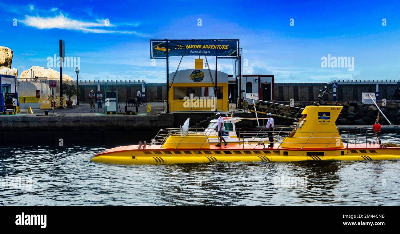 Un bateau sous-marin touristique à fond de verre sort du port de Puerto Mogan, Gran Canaria. Banque D'Images