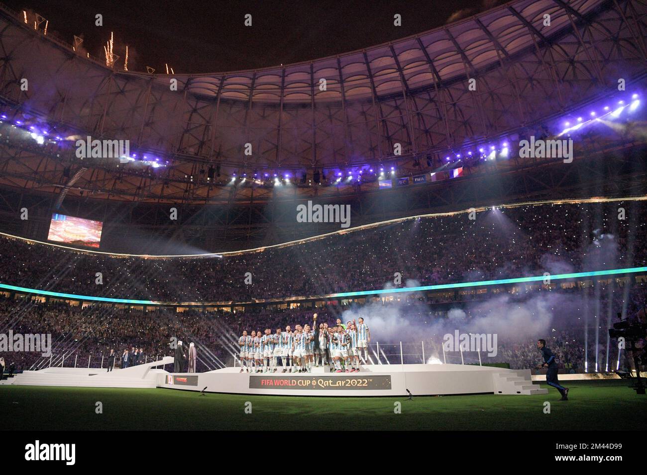 Ville de LUSAIL, QATAR - DÉCEMBRE 18 : entraîneur Lionel Scaloni d'Argentine, Franco Armani d'Argentine, Juan Foyth d'Argentine, Nicolas Tagliafico d'Argentine, Gonzalo Montiel d'Argentine, Leandro Paredes d'Argentine, German Pezzella d'Argentine, Rodrigo de Paul d'Argentine, Acuna d'Argentine, Julian Alvarez d'Argentine, Marcos Lionel Messi d'Argentine, Angel Di Maria d'Argentine, Geronimo Rulli d'Argentine, Cristian Romero d'Argentine, Exequiel Palacios d'Argentine, Angel Correa d'Argentine, Thiago Almada d'Argentine, Alejandro Gomez d'Argentine, Guido Rodriguez d'Argentine, Nicolas Banque D'Images