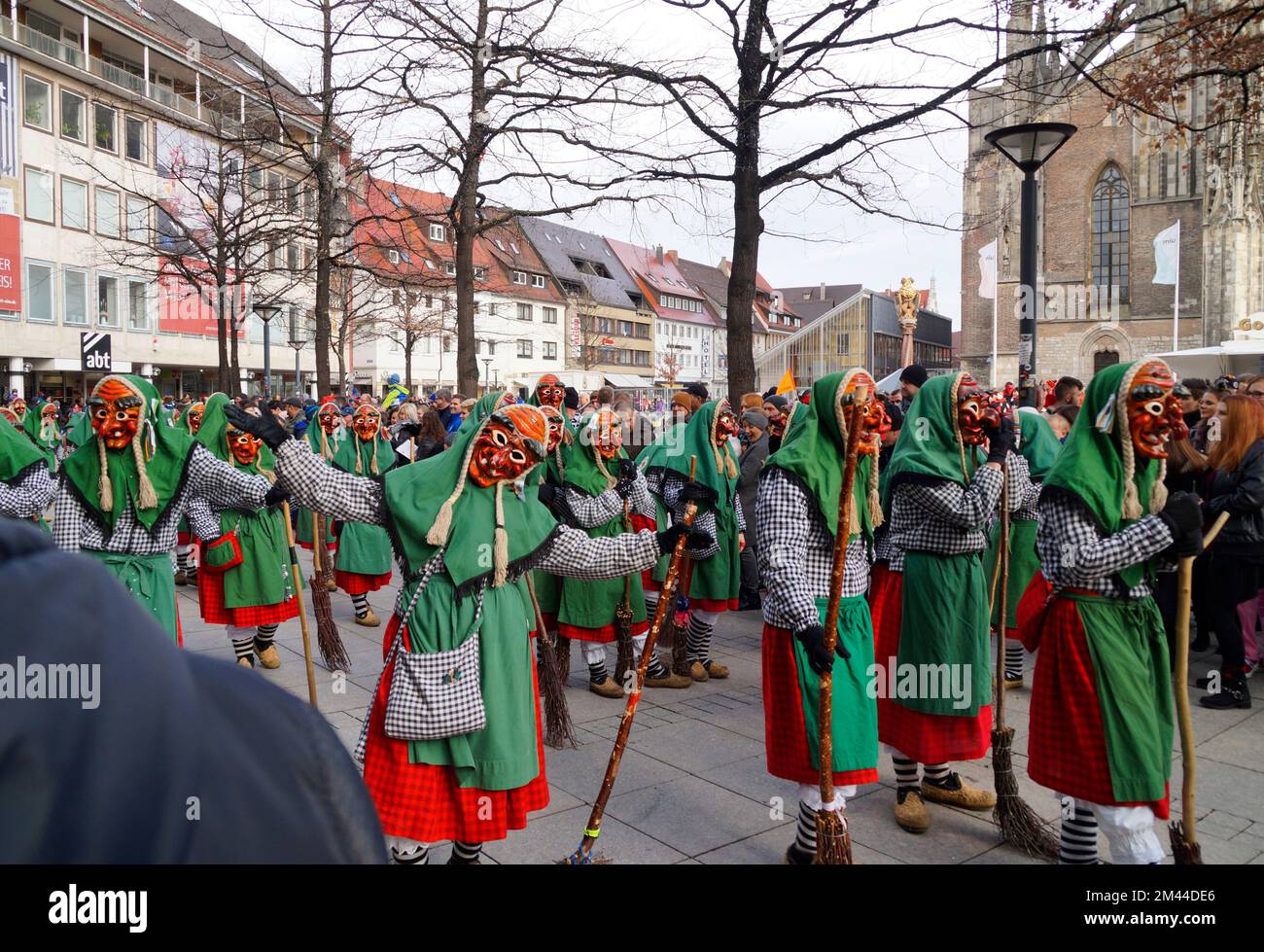 Des gens vêtus de vêtements et de masques amusants célébrant le traditionnel carnaval allemand de Shrovetide appelé Fasching ou Narrensprung (Ulm, Allemagne) Banque D'Images