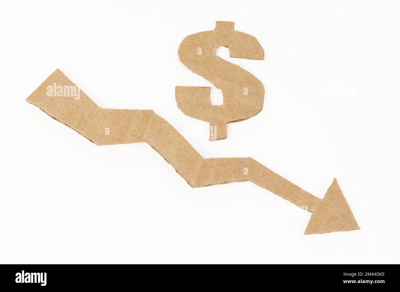 Concept de crise économique. Sur une surface blanche, un graphique avec une flèche vers le bas et un symbole dollar. Le symbole, la flèche et le graphique sont en carton Banque D'Images