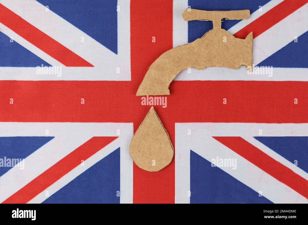 Le concept d'économie des ressources en eau. Sur le drapeau de la Grande-Bretagne, la figure d'un robinet avec une goutte d'eau Banque D'Images