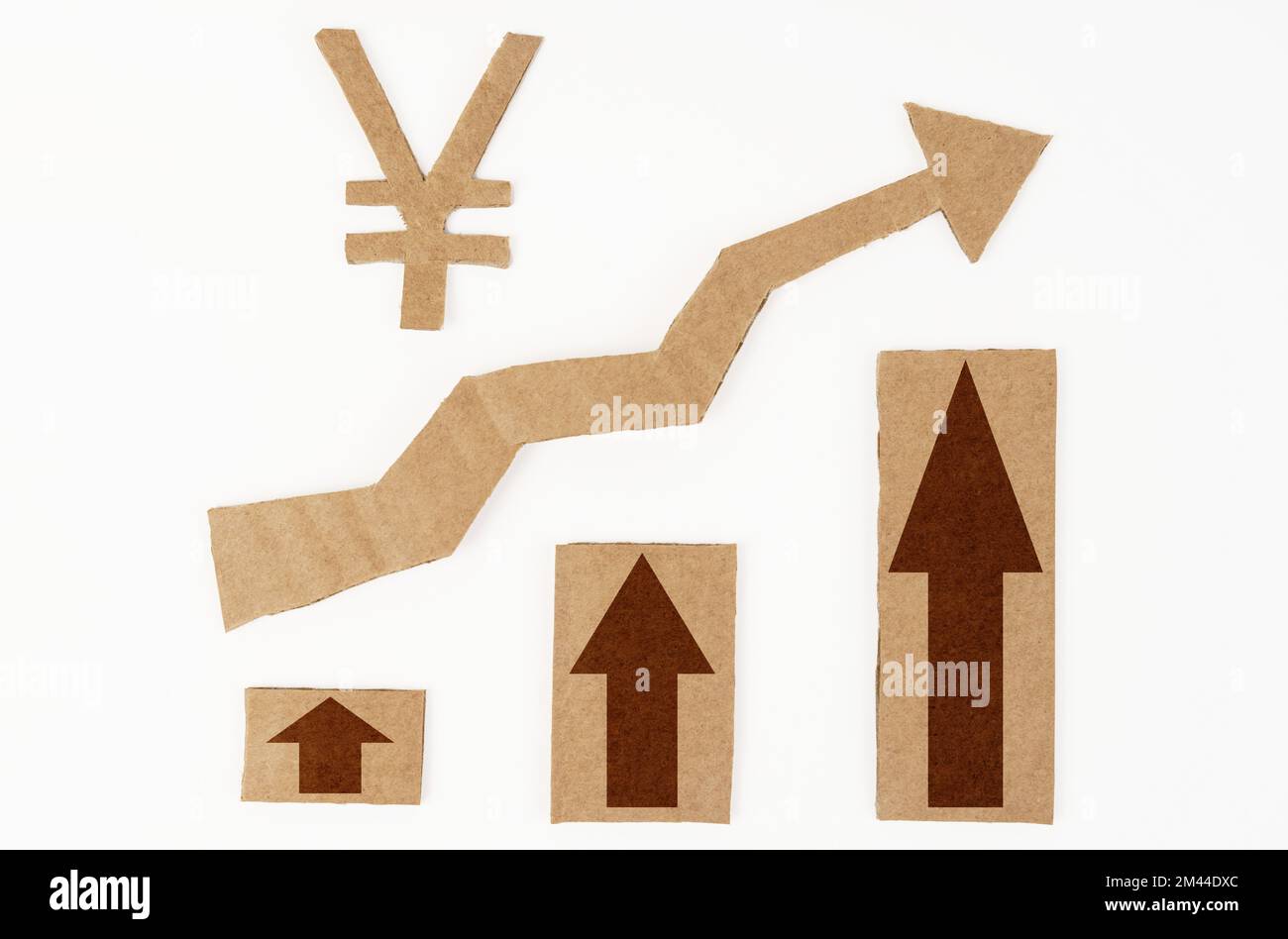 Le concept de croissance économique. Sur une surface blanche se trouve une carte avec des flèches vers le haut et un symbole yen. Le symbole, la flèche et le graphique sont en carton Banque D'Images