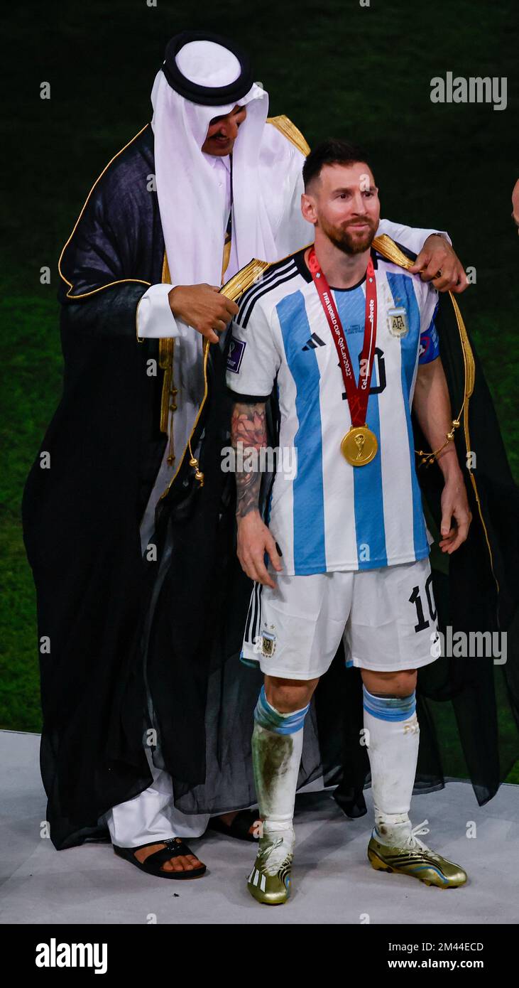 LUSAIL, AD - 18.12.2022 : ARGENTINE contre FRANCE - le capitaine argentin  Lionel MESSI reçoit une tenue vestimentaire avant de remporter le trophée  de la coupe du monde de la FIFA 2022