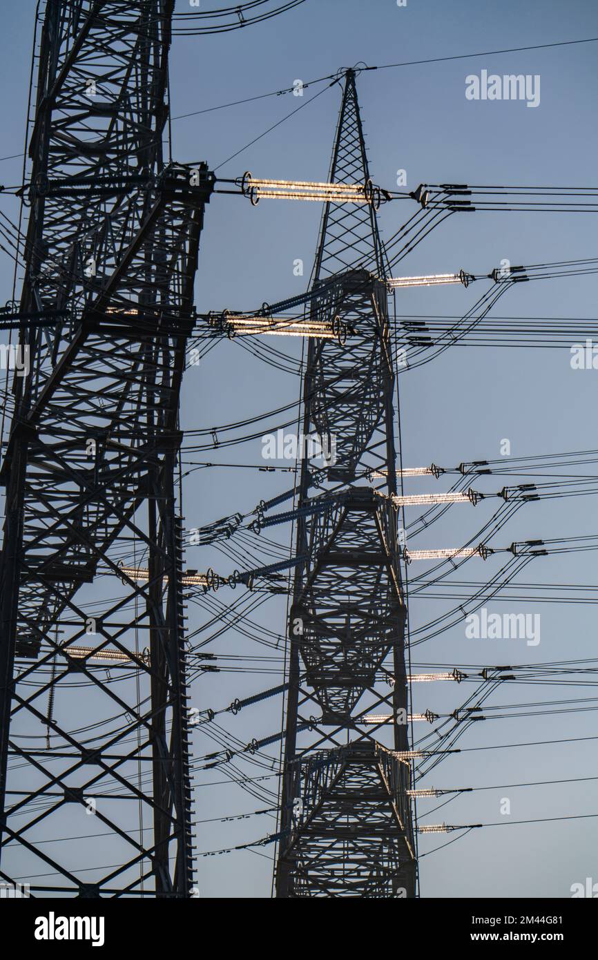 Usine de 380 kV, appareillage de commutation, de l'opérateur de réseau de transmission Amprion, dans l'Emscherbruch à Herten, pylône haute tension avec isolants en verre, NRW, Ger Banque D'Images